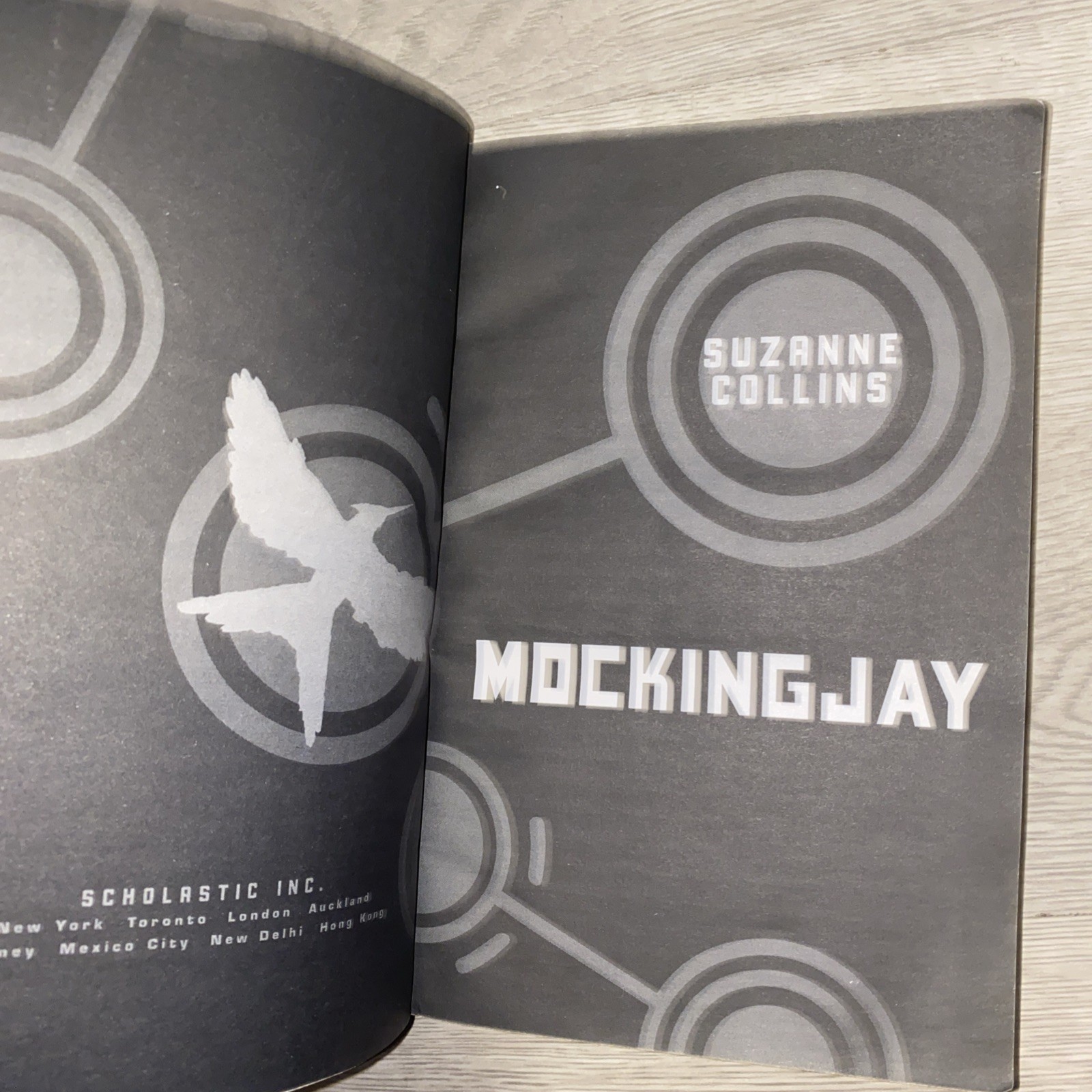 Mockingjay Hunger Games Trilogy Book 3 Suzanne Collins Paperback Novel