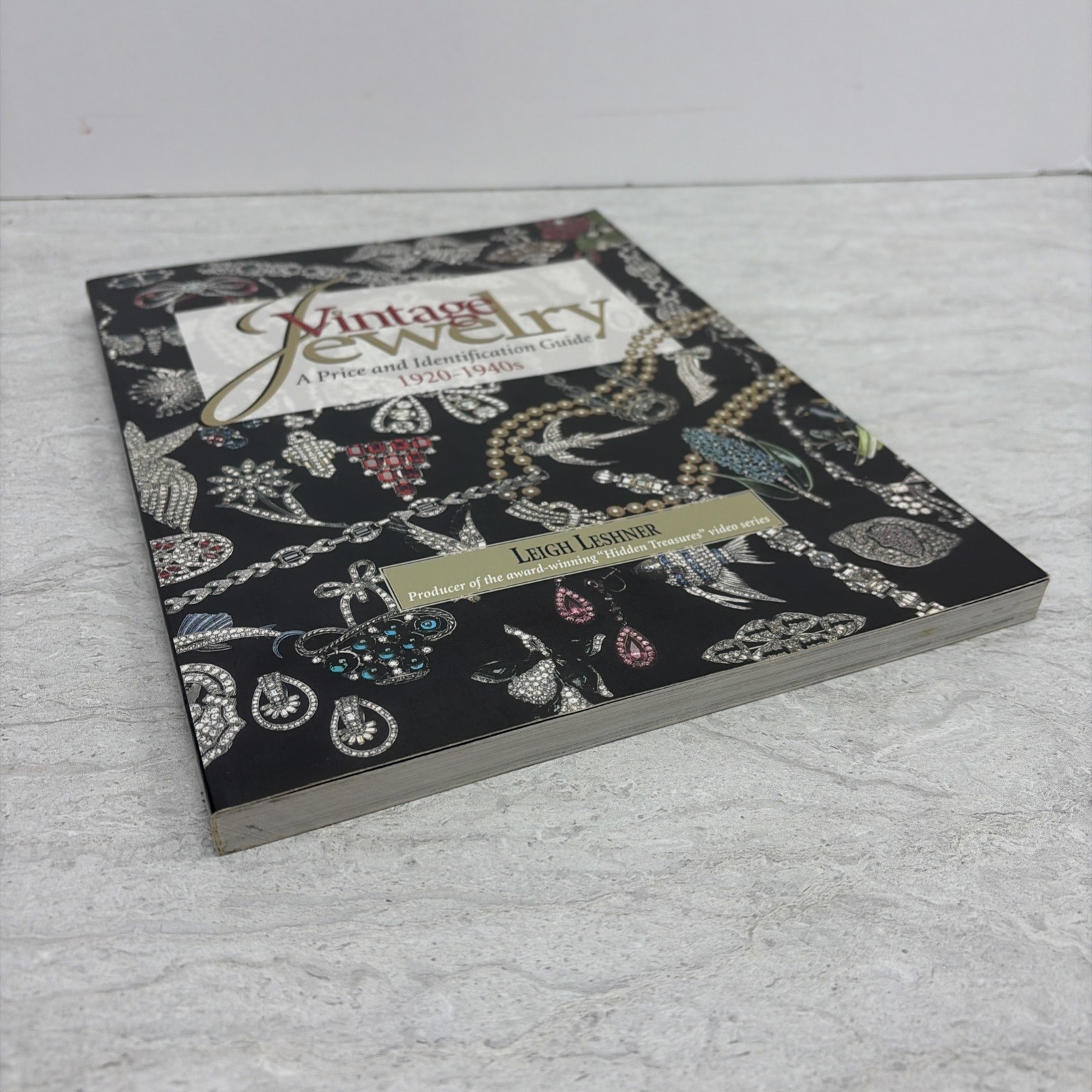 Vintage Jewelry: A Price and Identification Guide, 1920-1940s by Leigh Leshner