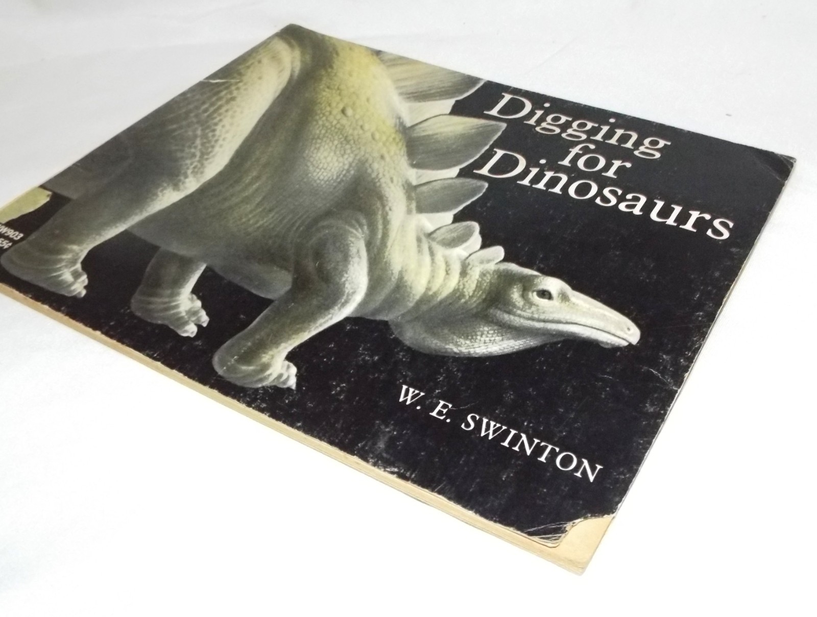 Digging for Dinosaurs by W.E. Swinton 1st Printing September 1969