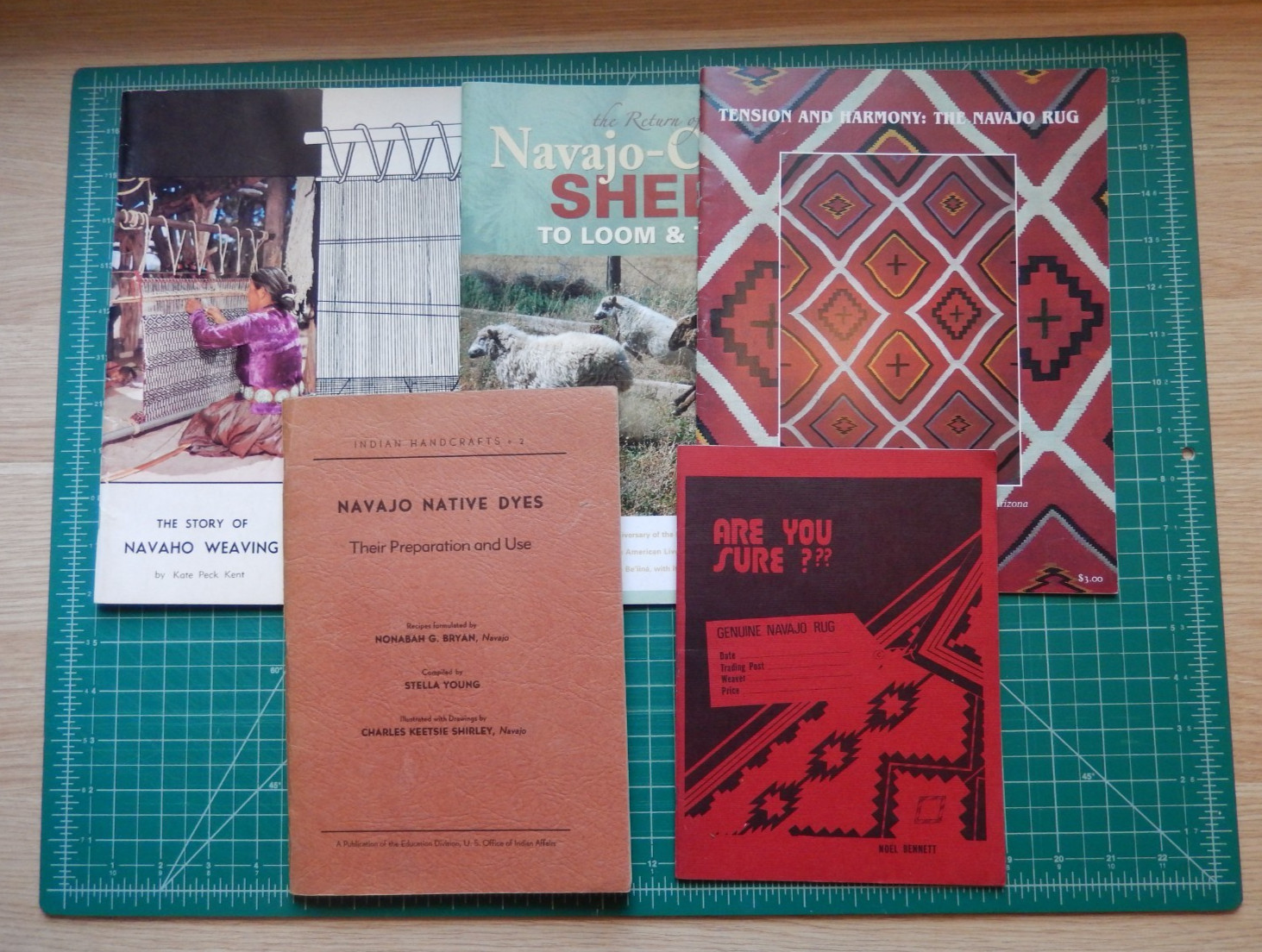 Mixed LOT of 5 Vintage Booklets ~ Navajo Weaving, Rugs and Native Dyes+ (Q)