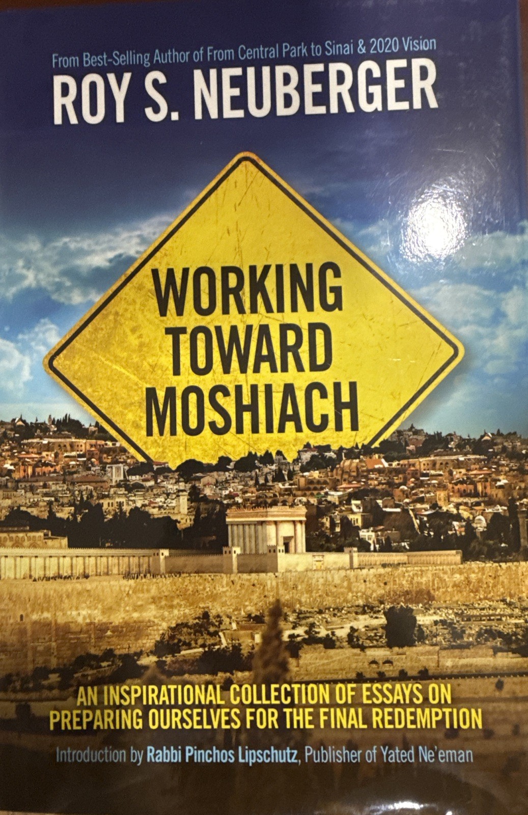 Working Toward Moshiach : Inspirational Essays on Preparing for the redemption