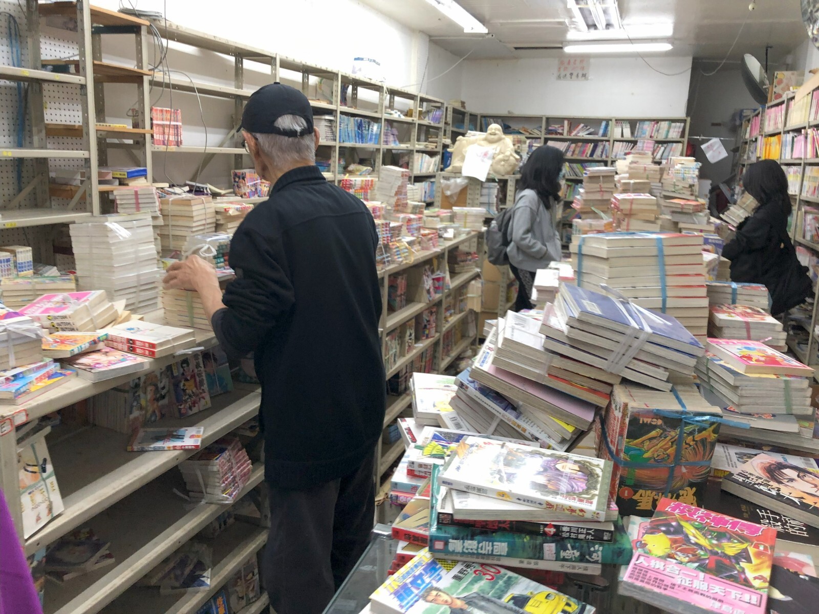 Vtg Japanese Manga (Chinese subs) store liquidation,AS LOW AS $2.50 PER BOOK