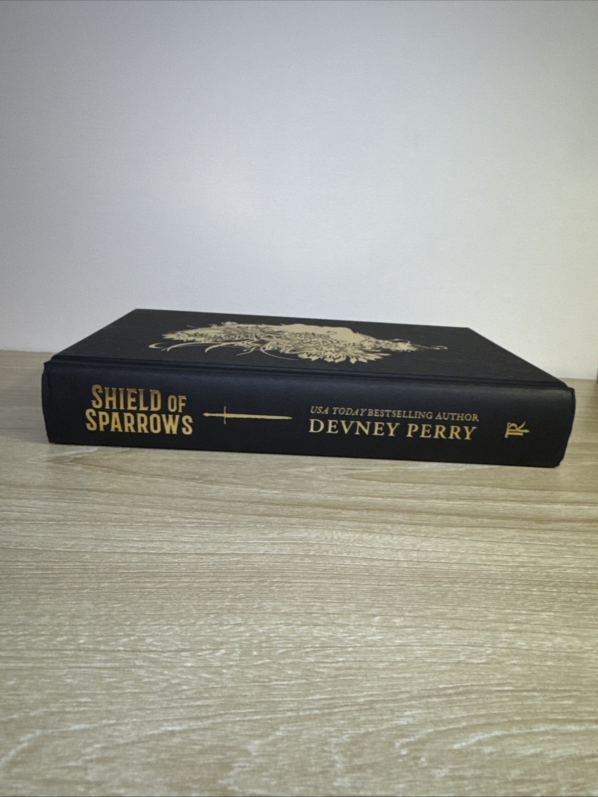 Shield of Sparrows Deluxe Special Ed. Devney Perry Sprayed Edges First Print 🔥