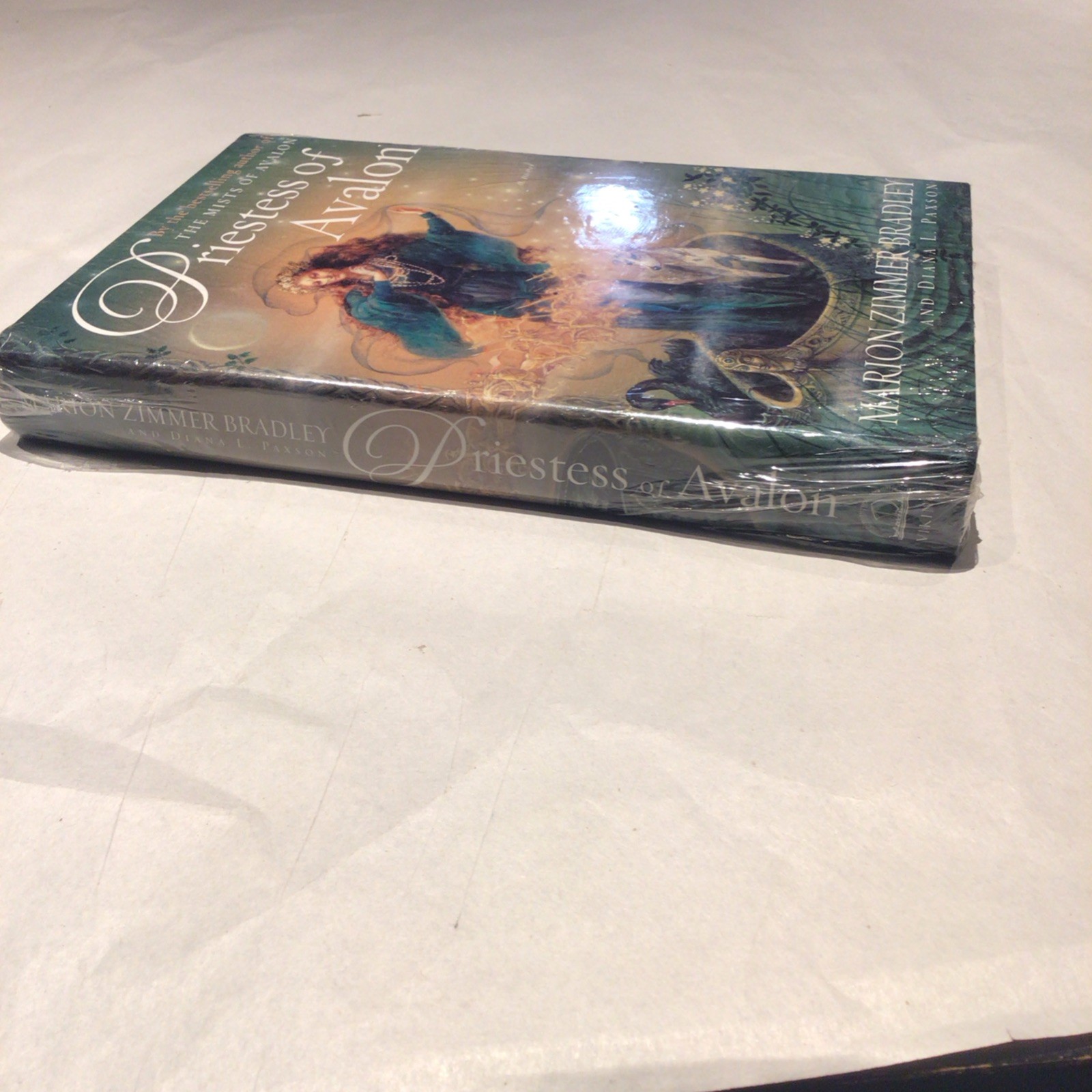 Priestess of Avalon by Marion Zimmer Bradley and Diana L. Paxson (2001,…