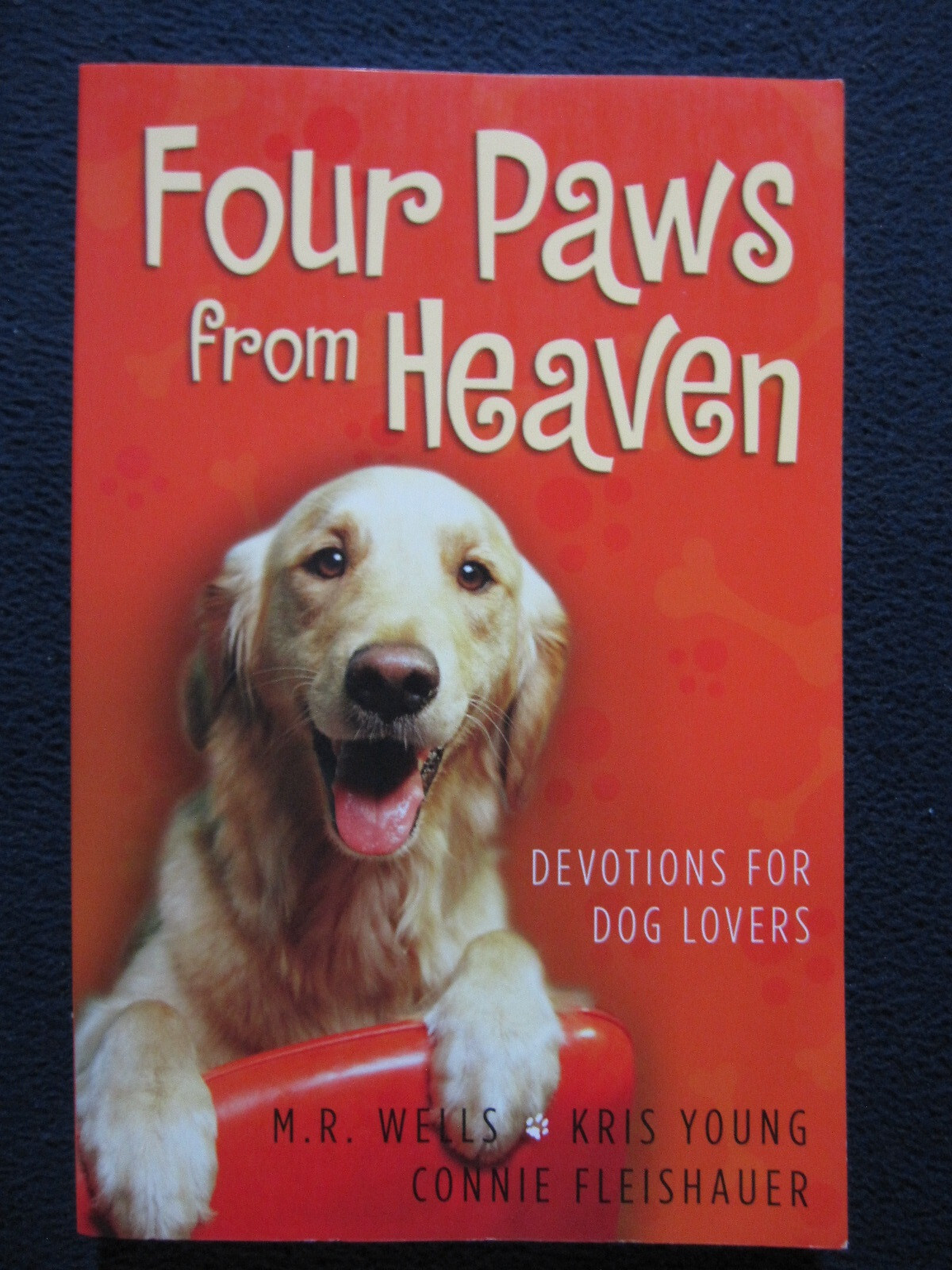 Four Paws from Heaven: Devotions for Dog Lovers M.R. Wells; Kris Young and Con..