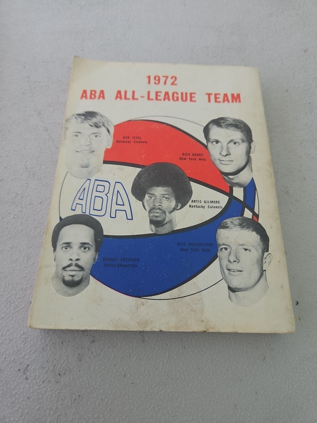 1972-73 ABA OFFICIAL SPORTING NEWS BASKETBALL GUIDE ARTIS GILMORE COVER
