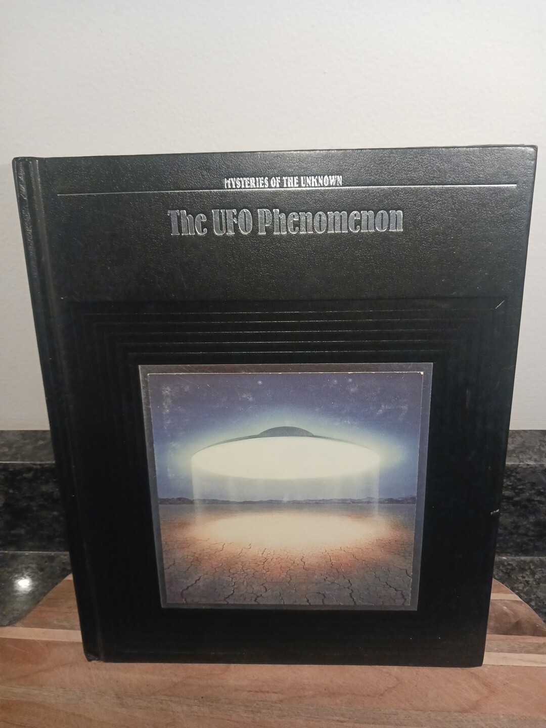 The UFO Phenomenon (Mysteries of the Unknown) – Hardcover – VERY GOOD