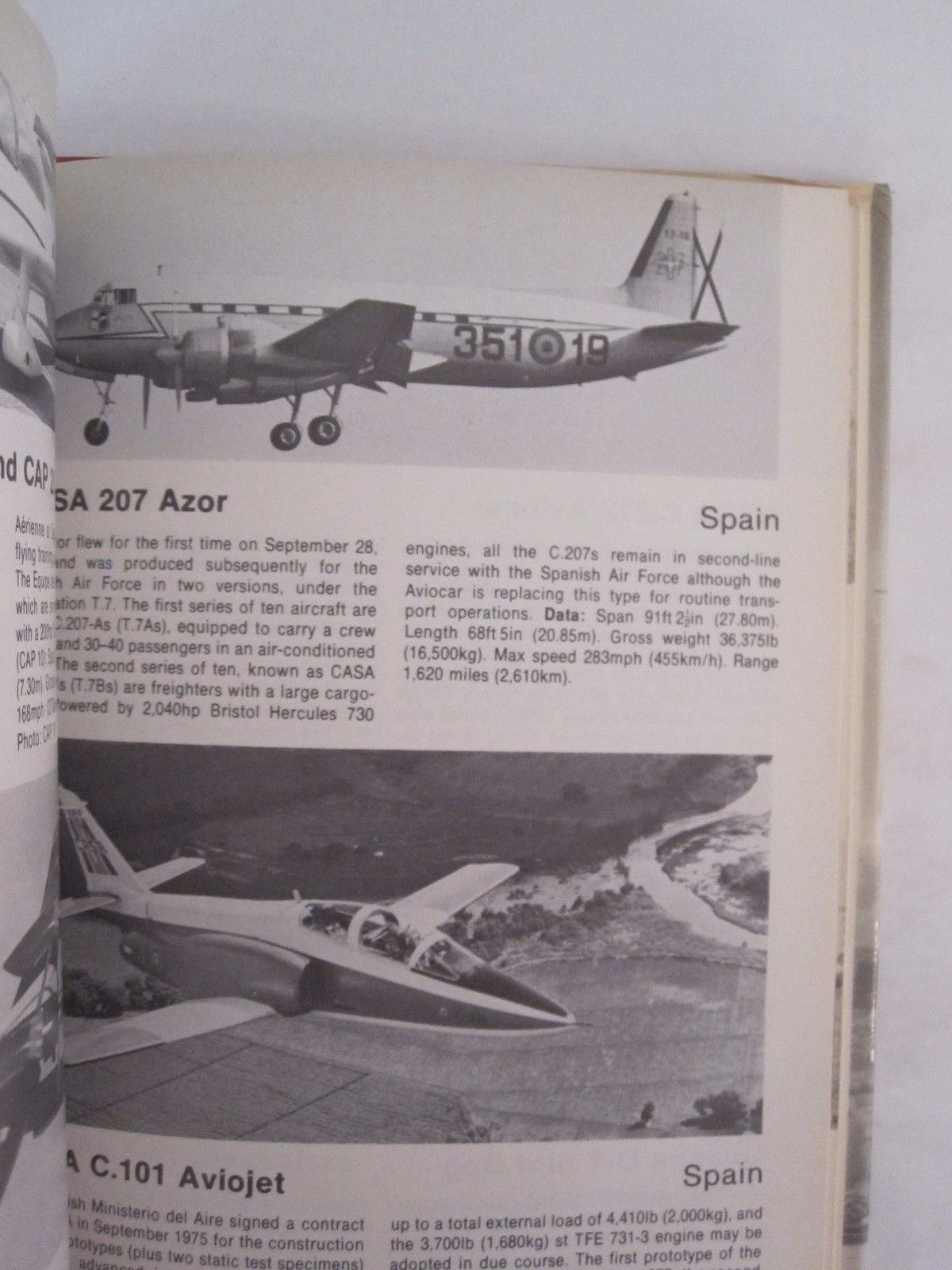 Military Aircraft of the World – 223 pages, BW Photos