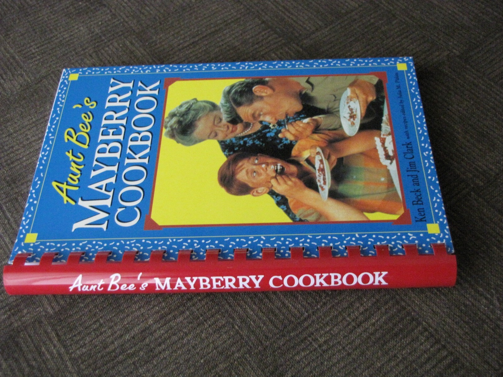 Aunt Bee’s MAYBERRY COOKBOOK Ken Beck & Jim Clark Edited by Julia M. Pitkin 1991