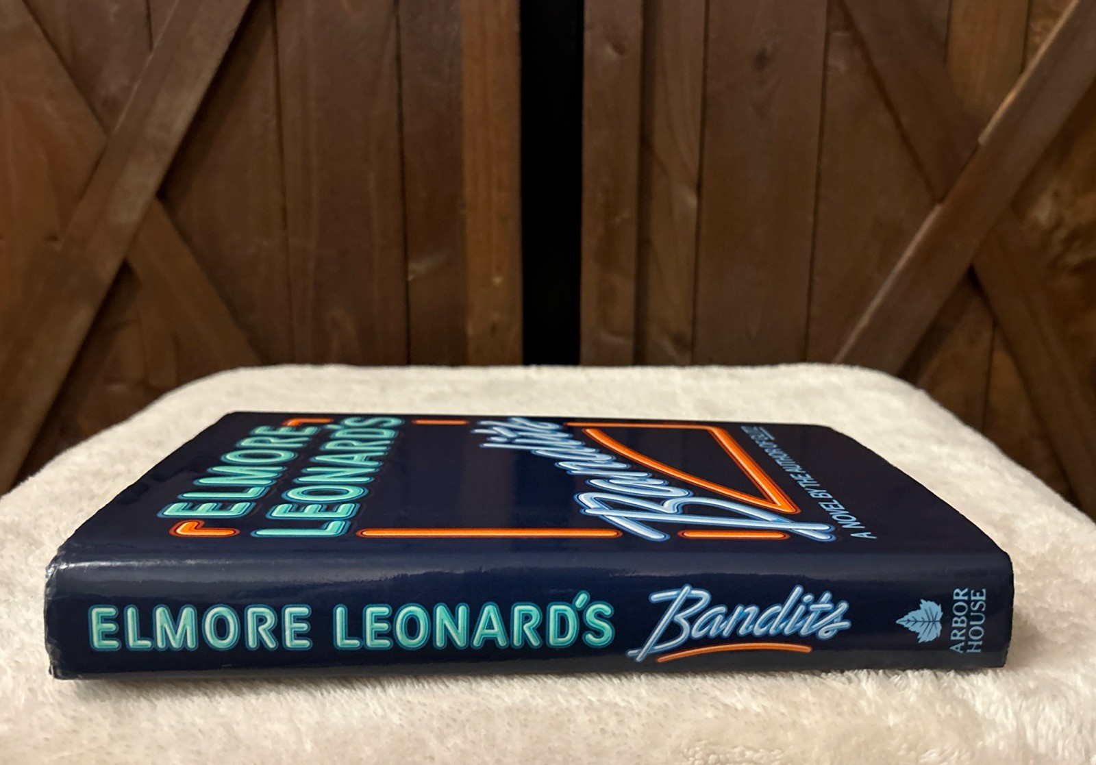 Bandits, 1987 1st Ed/1st Print (UNREAD) HCDJ by Elmore Leonard VGC