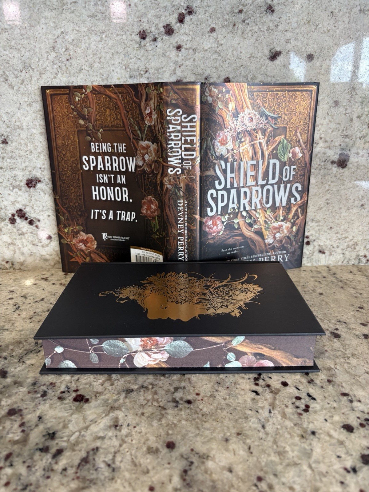Shield of Sparrows Devney Perry GOLD Edition Romantasy – sprayed edges