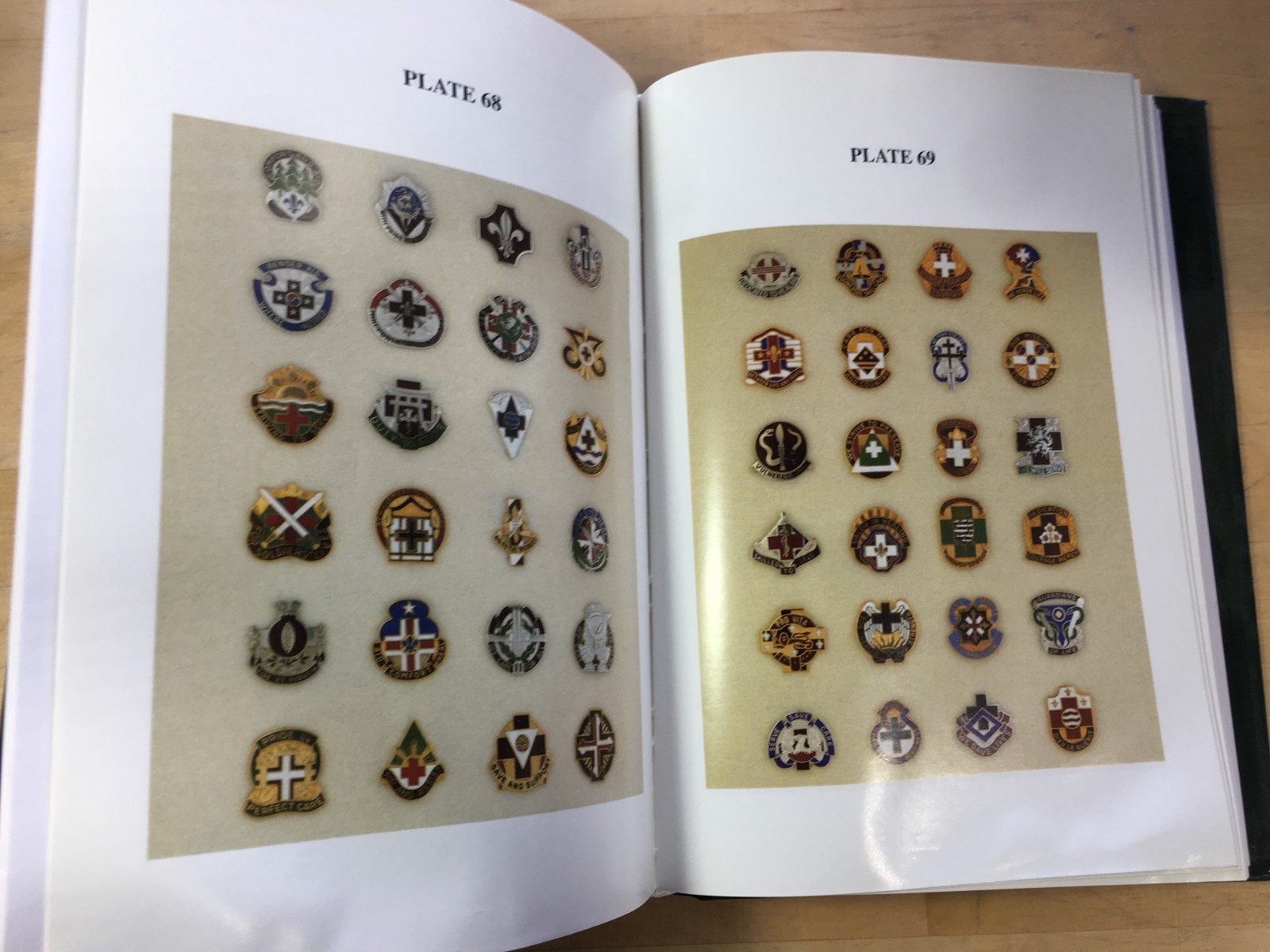 U.S. Army Heraldic Crests: A Complete Illustrated History of Authorized Dist….