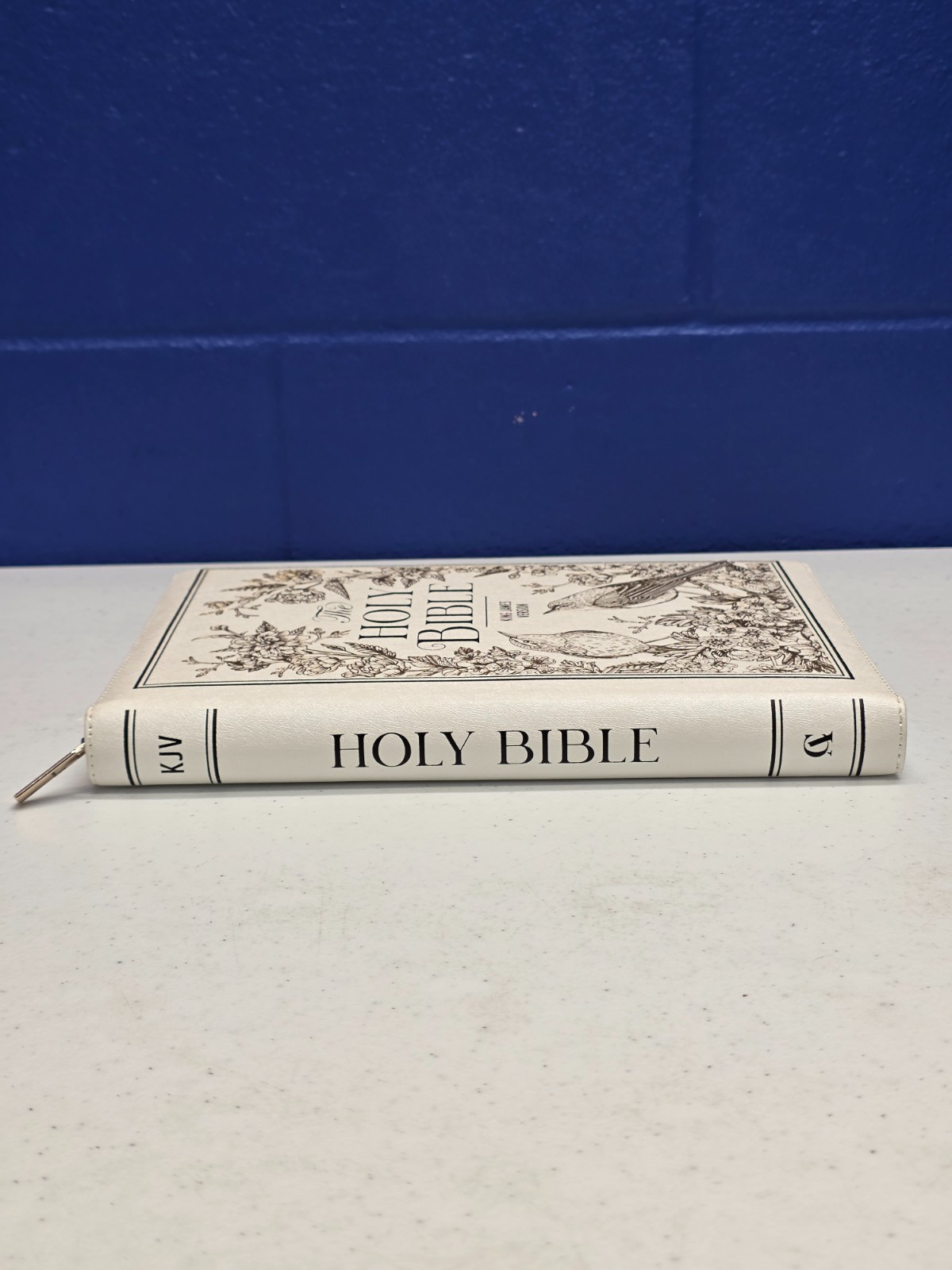KJV Bible Pocket W/Zip Faux Leather, White/Gold by Christian Art Gifts (English)