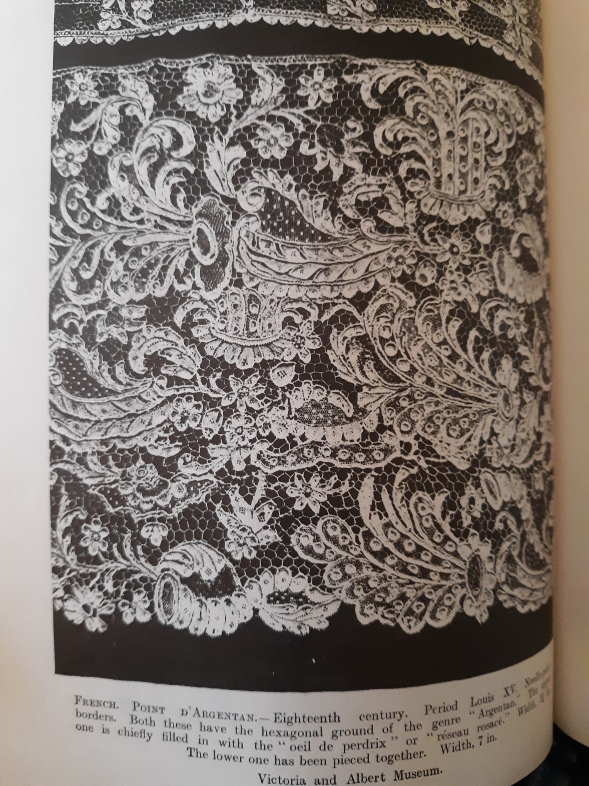 History of Lace by Bury Palliser (English) Paperback 266 Illustrations 1984 Ed.