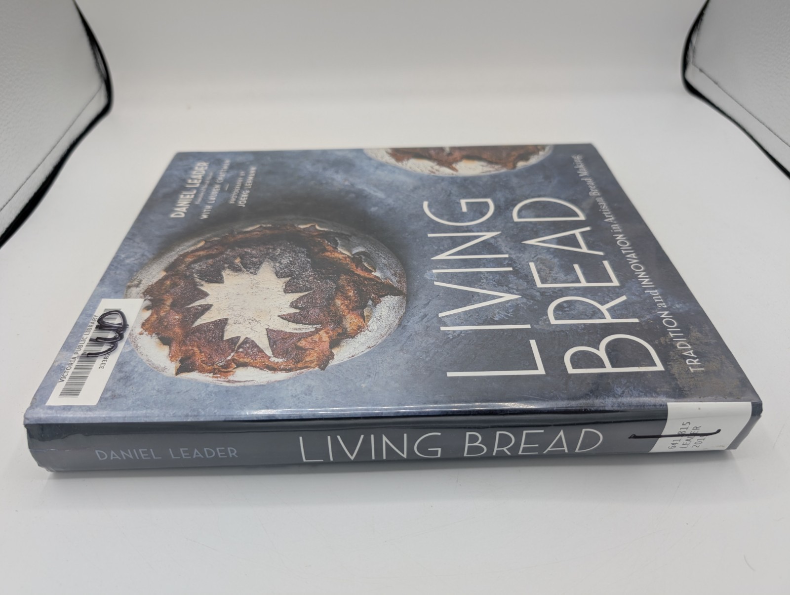 Living Bread: Tradition and Innovation in Artisan Bread Making by Daniel Leader