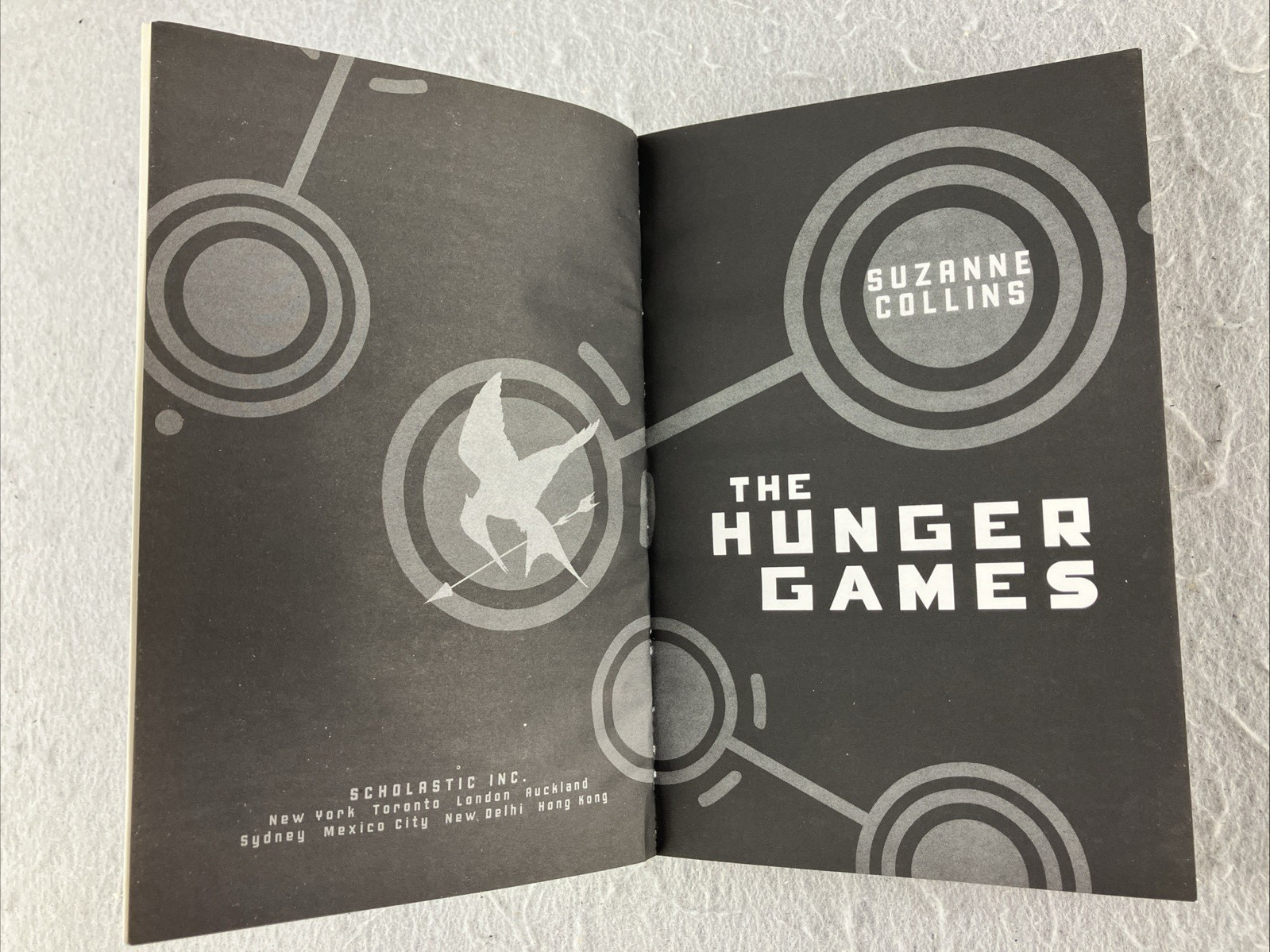 The Hunger Games Trilogy Paperback Boxed Set Suzanne Collins 1-3 / 3 Volumes