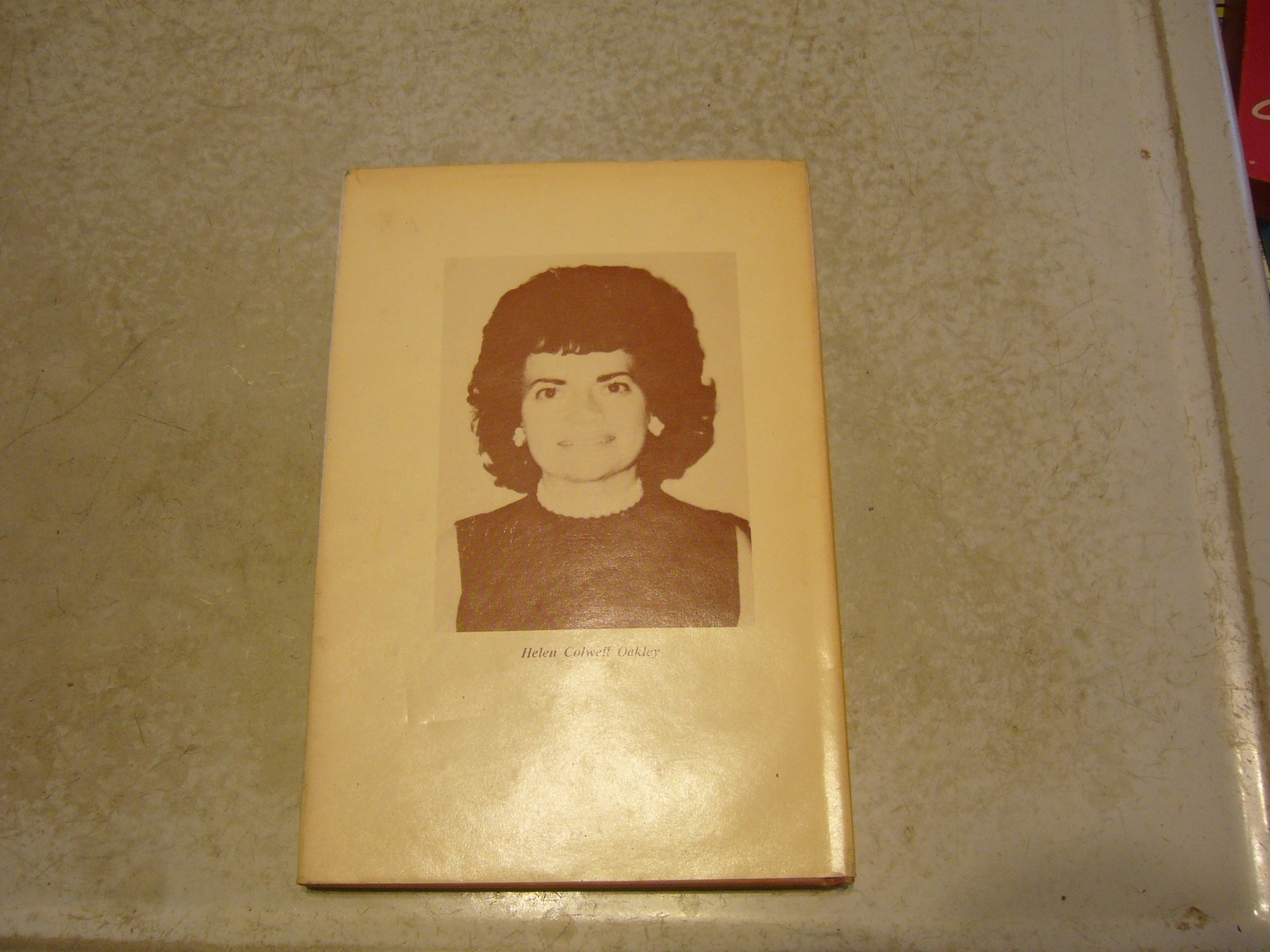COUNTRY LIVING Oakley, Helen Colwell 1978 First Edition HC/DJ 61 Pages