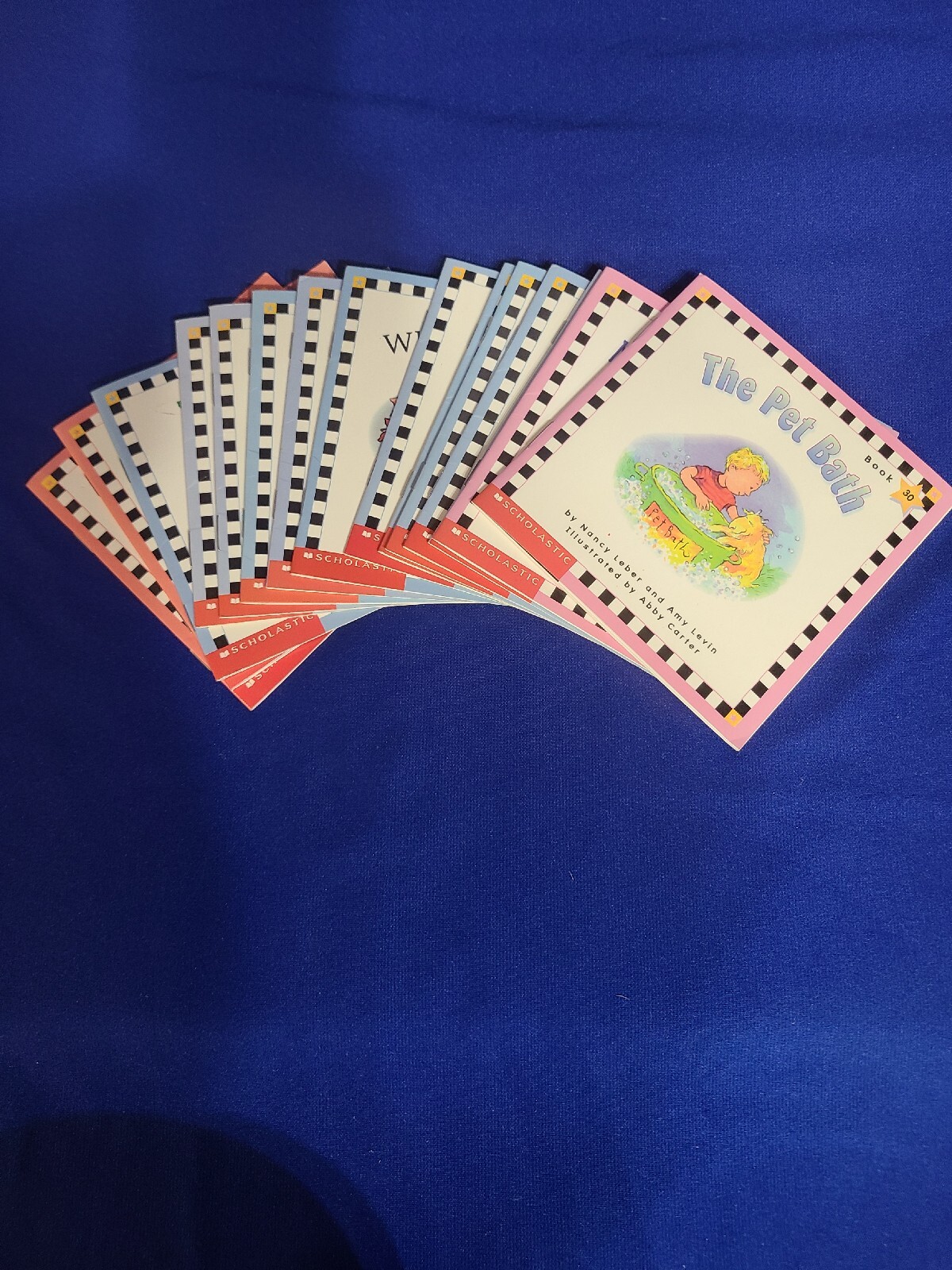 Lot of 15 PHONICS READERS + Storage Container / Scholastic Grades K-1, LN