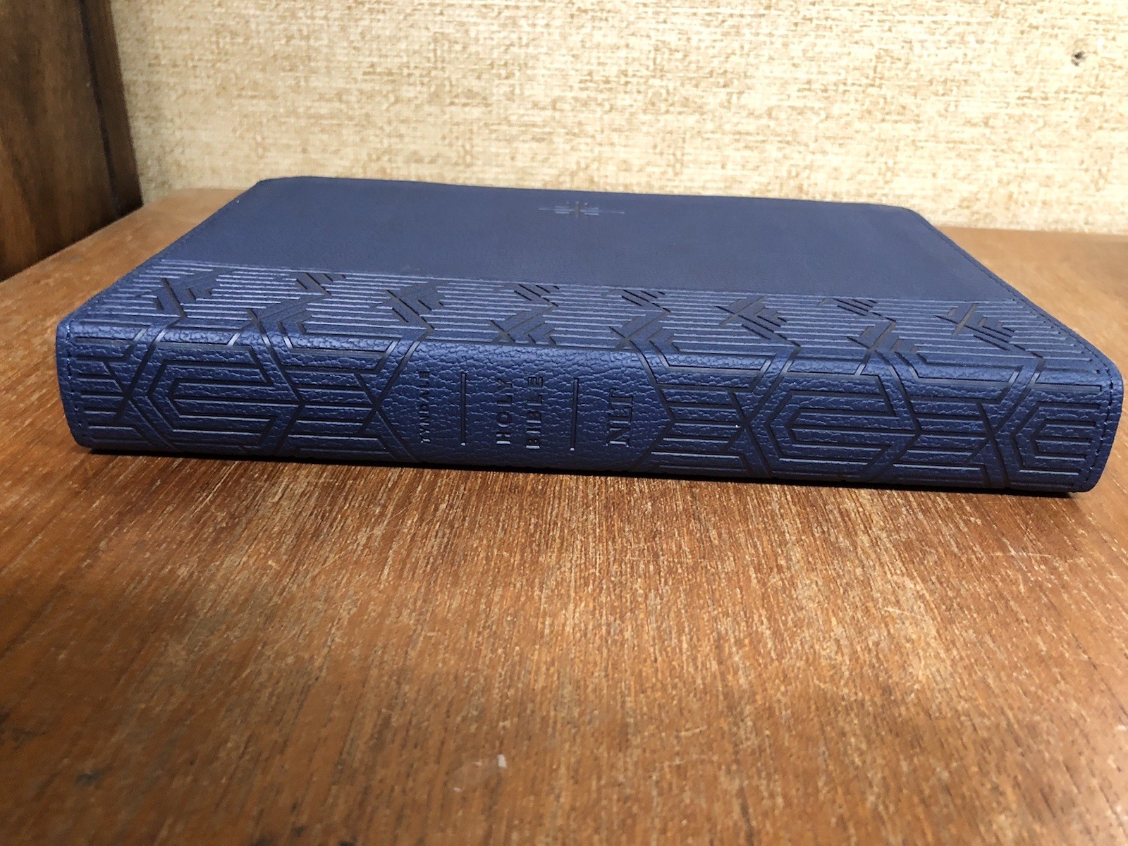 NLT Tyndale Premium Gift Bible, Filament Enabled, Blue Cross