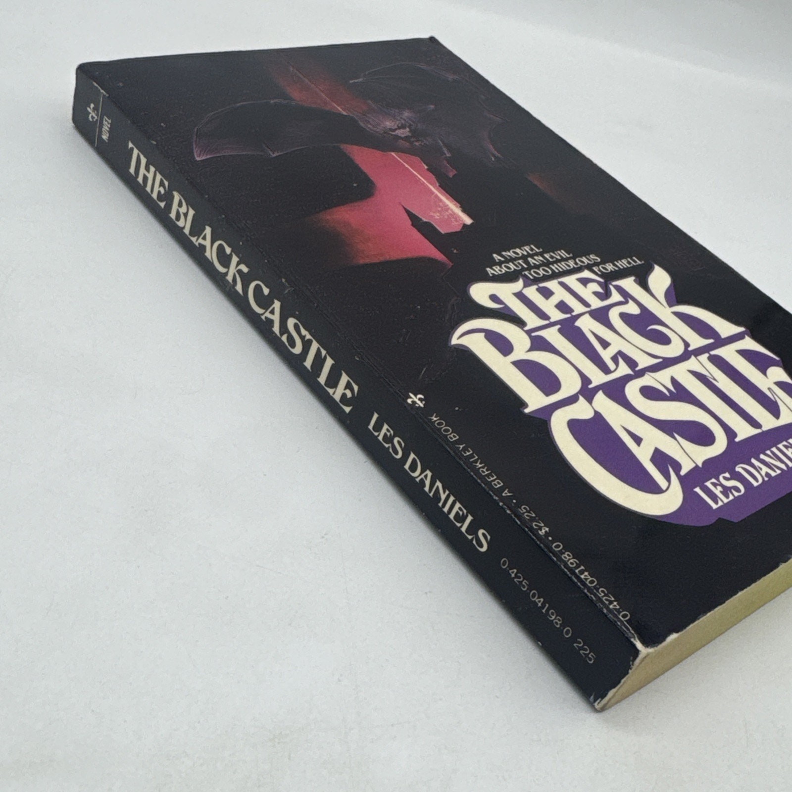 THE BLACK CASTLE BY LES DANIELS PB BOOK 1ST BERKLEY (1979)
