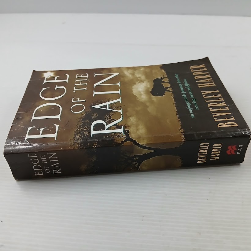 Edge of the rain – Beverley Harper – small paperbck
