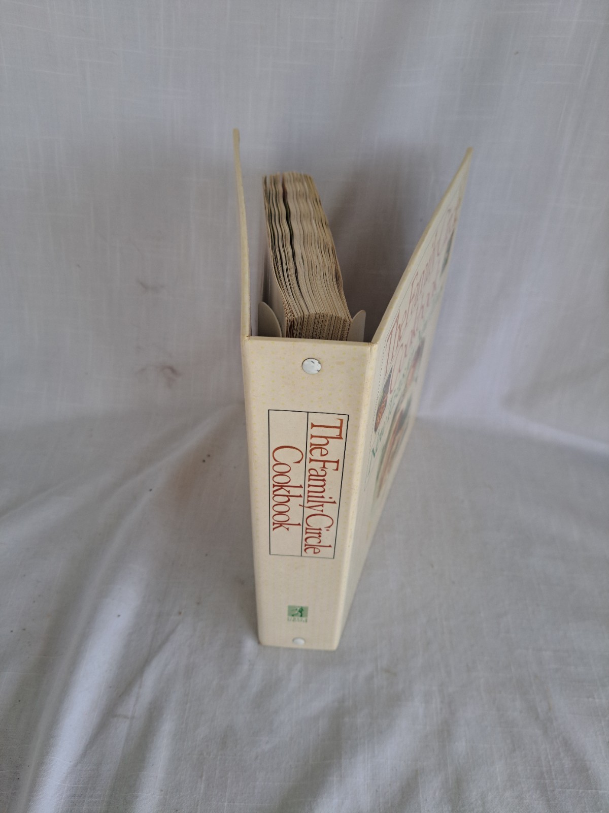 THE FAMILY CIRCLE COOKBOOK “New Tastes for New Times” 1992 645 pages WONDERFUL!