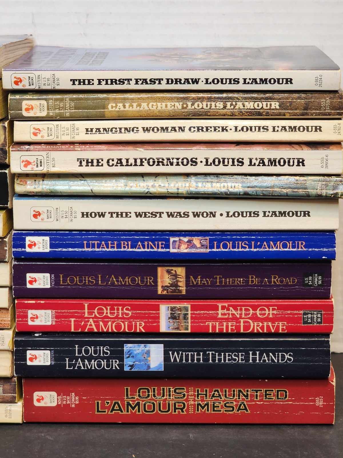 LOUIS L’AMOUR MIXED LOT OF 24 PAPERBACK BOOKS SOME SACKETT BOOKS AND MORE