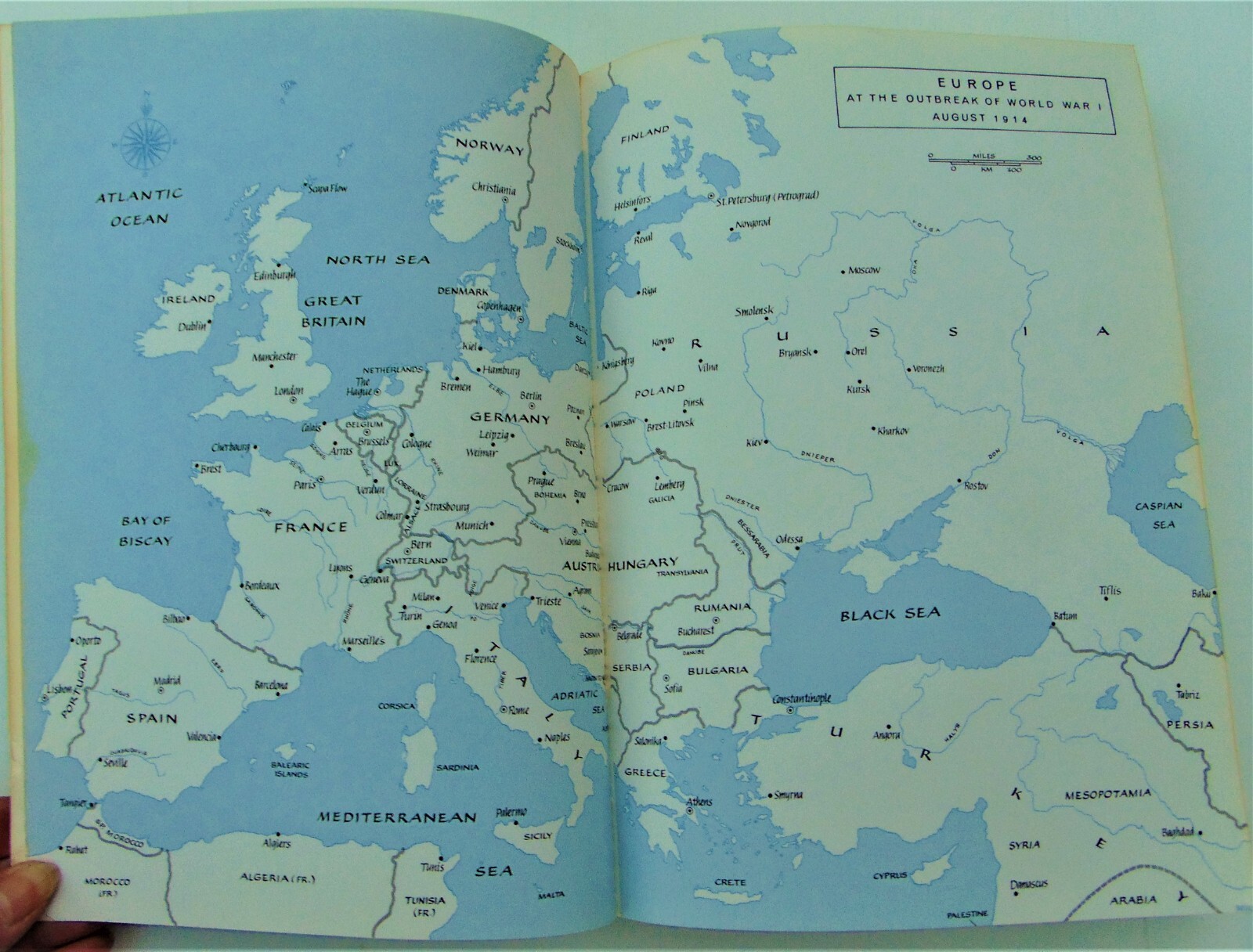 A PICTORIAL HISTORY OF THE WORLD WAR I YEARS BY EDWARD JABLONSKI~1979 SOFTCOVER