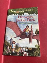 Magic Tree House Ser.: Dinosaurs Before Dark by Mary Pope Osborne (2008,…