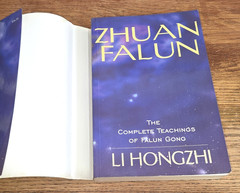 2001 Zhuan Falun – The Complete Teachings of Falun Gong Li Hongzhi