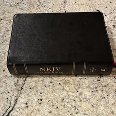 NKJV Study Bible – $79.99 Retail – Leathersoft, Black, Full Color – LIKE NEW