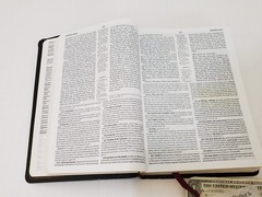 THE MacARTHUR STUDY BIBLE – New King James – Black Bonded Leather 1997 With Box