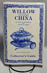 Willow Pattern China Collector’s Guide by Veryl Marie Worth & Louise M. Loehr
