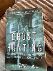 Ghost Hunting : True Stories of Unexplained Phenomena