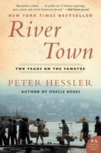 River Town: Two Years on the Yangtze (P.S.) – Paperback By Hessler, Peter – GOOD