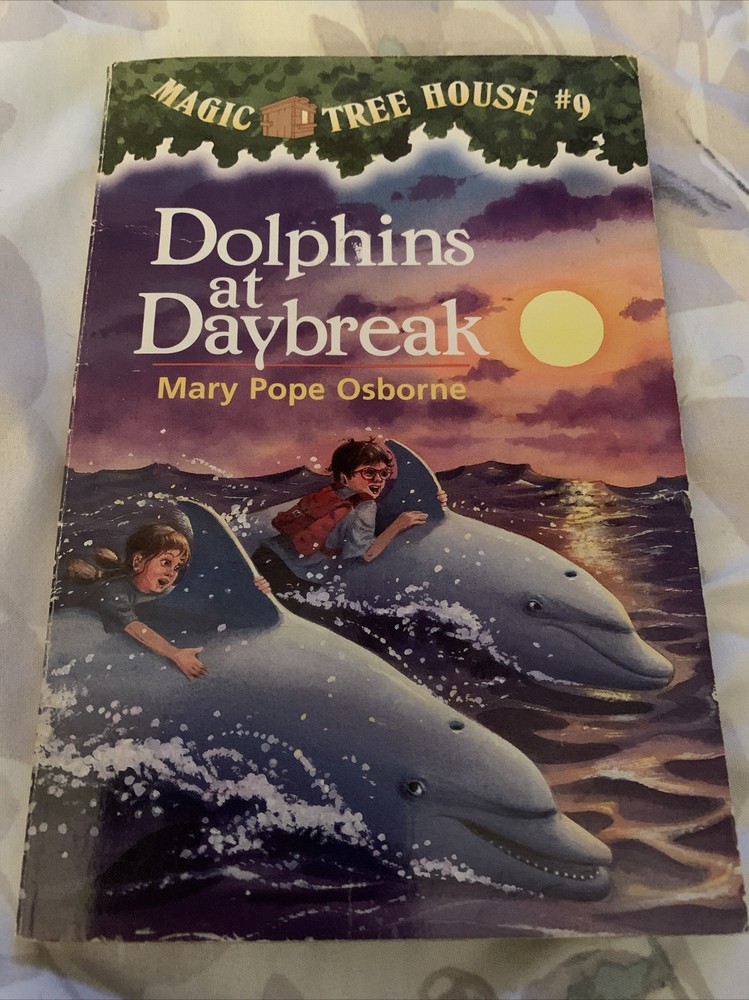 Dolphins at Daybreak (Magic Tree House, No. 9) – Paperback – GOOD