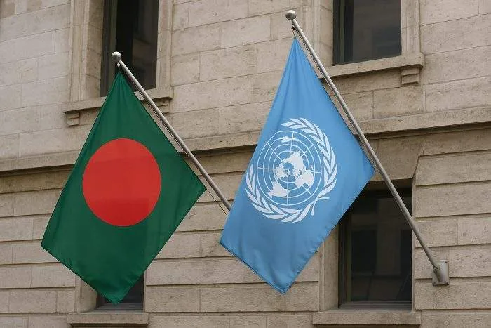 বাংলাদেশের পতাকা ও জাতিসংঘের পতাকা পাশাপাশি উড়ছে।