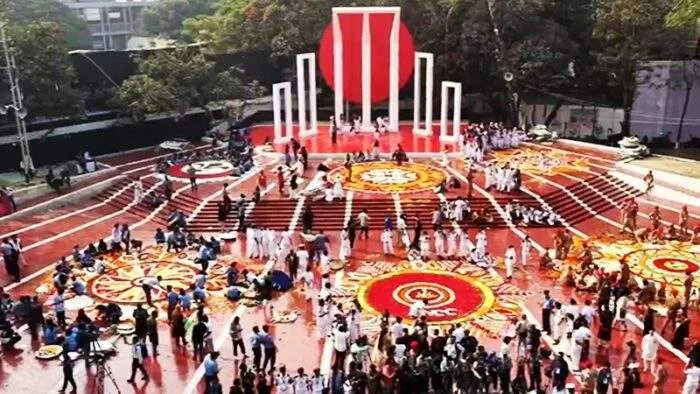 শহীদ মিনারে সর্বস্তরের মানুষের শ্রদ্ধা, একুশে প্রথম প্রহর থেকেই মানুষের ঢল