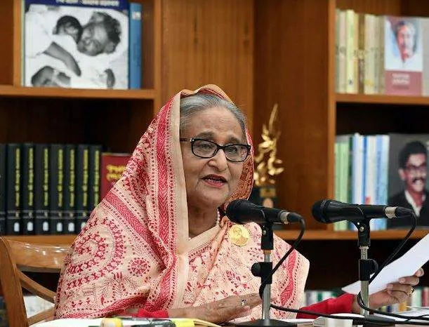 ভার্চুয়াল কনফারেন্সে শেখ হাসিনা বক্তব্য দিচ্ছেন, যেখানে তরুণ নেতৃত্ব ও মানবাধিকার নিয়ে আলোচনা হচ্ছে।