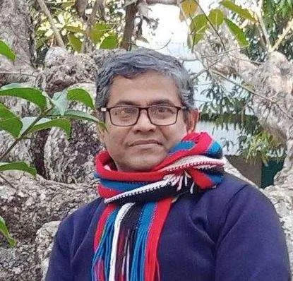 ময়মনসিংহের শ্যামগঞ্জে শহীদ সুধীর বড়ুয়ার স্মৃতিসৌধ, যেখানে মানুষ শ্রদ্ধা জানাচ্ছে।