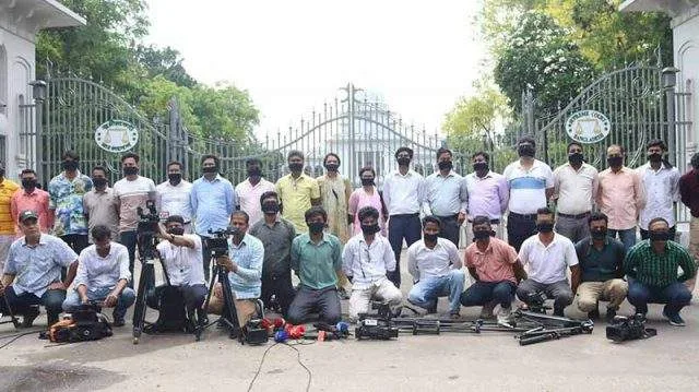 Bangladesh Journalists Protest Courtroom Access Restrictions
