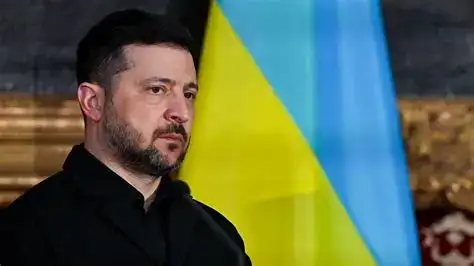 A solemn, face-to-face meeting between Ukrainian President Volodymyr Zelensky and Russian President Vladimir Putin across a large circular wooden conference table in a grand, neutral official hall, with natural light filtering through large windows. Zelensky, in olive green, appeals directly to Putin, who holds a letter. The atmosphere is tense yet hopeful for dialogue.