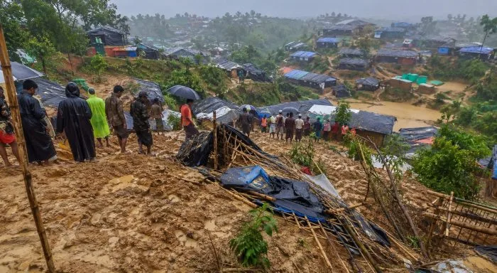 টানা বর্ষণে কক্সবাজারের রোহিঙ্গা শিবিরে ভূমিধস, নিহত ৯