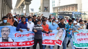 ধানমন্ডিতে আ.লীগের ঝটিকা মিছিল, ককটেল বিস্ফোরণ; আটক ৪