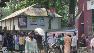 কুড়িগ্রামে গুদাম ভেঙে সার নিলেন বিক্ষুব্ধ কৃষকরা
